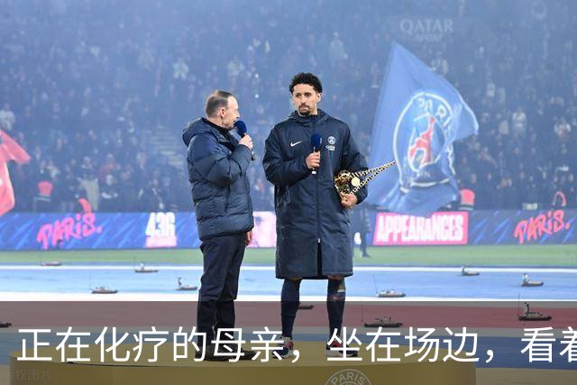 正在化疗的母亲，坐在场边，看着儿子穿上勇士球衣